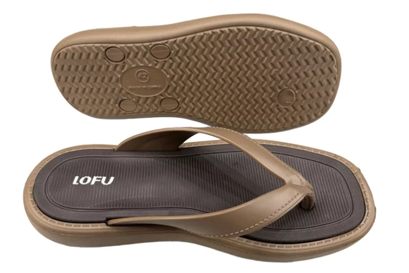 Two-tone flip-flops with studs